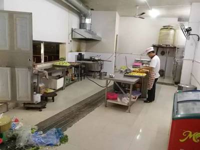 我镇一工厂饭堂违规住人拒不整改被封,面临最高五万元行政处罚
